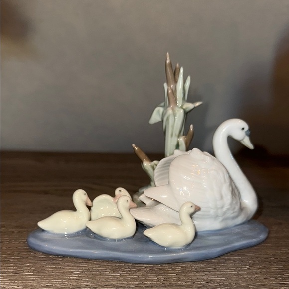 White and Blue Decorative Ceramic Swan Figurine Set - Picture 8 of 8